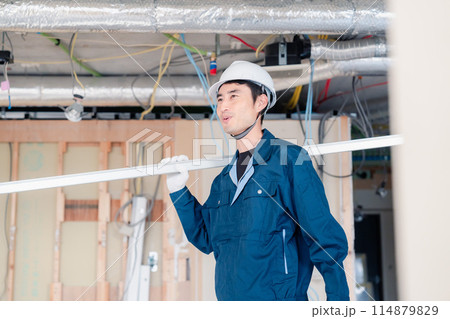 現場に資材を搬入する大工さん 114879829