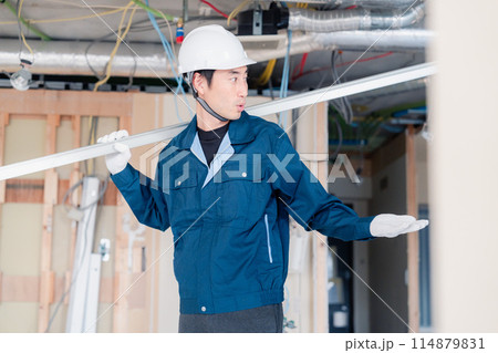 現場に資材を搬入する大工さん 現場に資材を搬入する大工さん 114879831