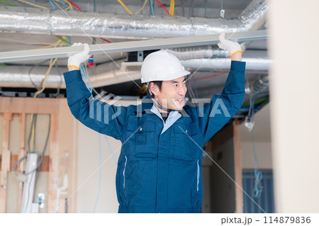 現場に資材を搬入する大工さん 現場に資材を搬入する大工さん 114879836