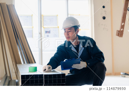 建設現場で資材の確認をする大工 114879930