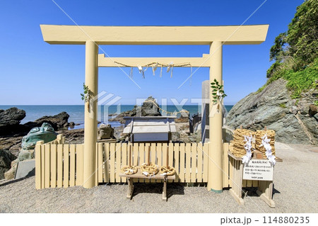 伊勢市、二見興玉神社の夫婦岩と遥拝所 伊勢市、二見興玉神社の夫婦岩と遥拝所 114880235