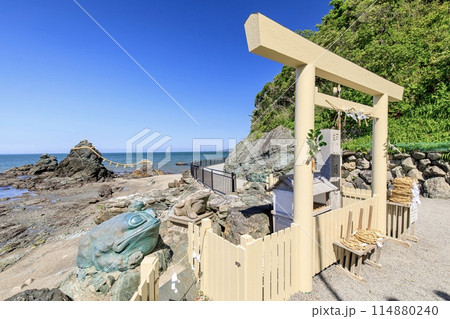 伊勢市、二見興玉神社の夫婦岩と遥拝所 114880240