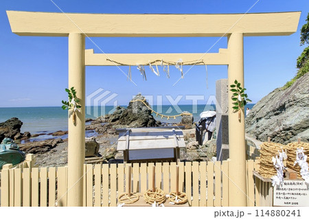 伊勢市、二見興玉神社の夫婦岩と遥拝所 114880241