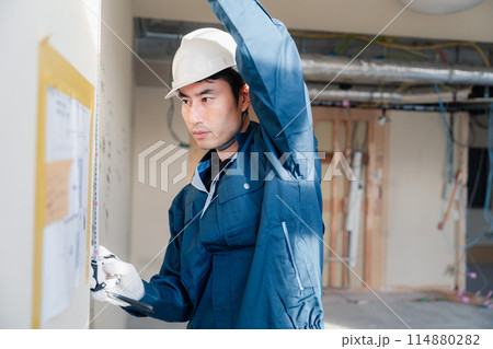 現場に資材を搬入する大工さん 現場に資材を搬入する大工さん 114880282