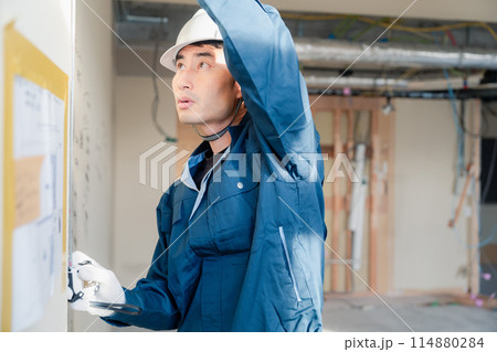 現場に資材を搬入する大工さん 114880284