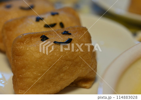 可愛い顔がついたいなり寿司 114883028