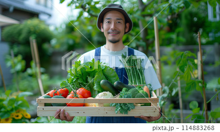 収穫した野菜を持つ男性 収穫した野菜を持つ男性 114883268