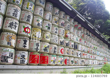 神社で積み上げられた酒樽 114883769