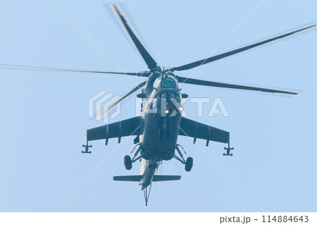 頭上のMi-24ハインド攻撃ヘリコプター 114884643