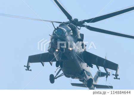 頭上のMi-24ハインド攻撃ヘリコプター 114884644