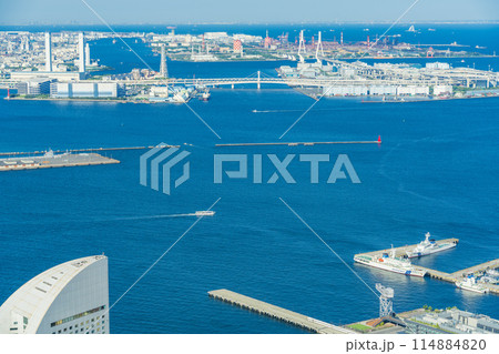 （神奈川県）横浜みなとみらい　ベイエリア・鶴見方面の眺め 114884820