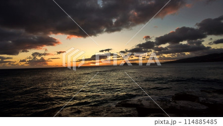 ダイアモンドヘッドと夕陽　Hawaii 海に沈む夕日 114885485