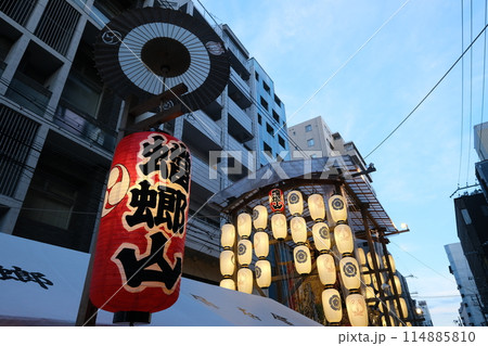 京都祇園祭宵山のビル街の蟷螂山 114885810
