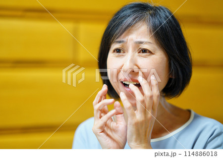 恐れおののく中年女性 114886018