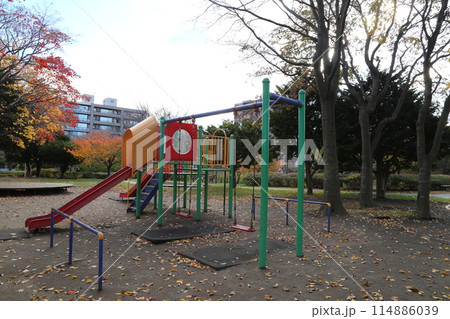 福住小川公園のカラフルな遊具 114886039