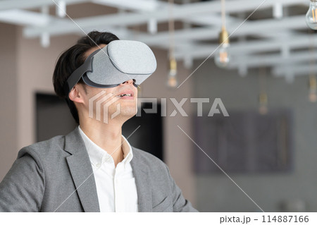 VRゴーグルをつける男性 VRゴーグルをつける男性 114887166