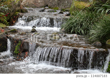 二段滝と水の流れ 114887183