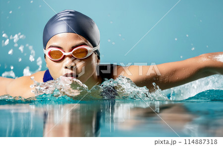 女子水泳選手のクローズ アップ 女子水泳選手のクローズ アップ 114887318