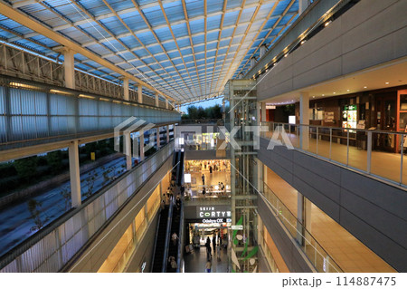 小田急線成城駅コンコース 114887475