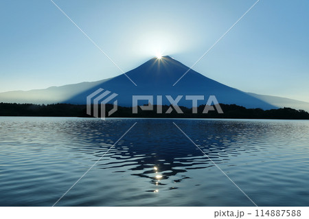 夏の田貫湖Wダイヤモンド富士　静岡県富士宮市 114887588