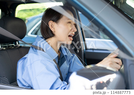 運転中に驚く女性ドライバー 運転中に驚く女性ドライバー 114887773