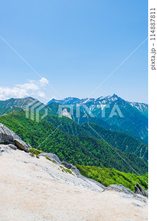 夏の燕岳登山(北燕岳~燕岳:大天井岳・槍ヶ岳方面の眺め) 夏の燕岳登山(北燕岳~燕岳:大天井岳・槍ヶ岳方面の眺め) 114887811