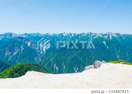 夏の燕岳登山（北燕岳～燕岳：鷲羽岳・水晶岳方面の眺め） 114887823