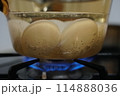 キッチンのコンロに火をつける・弱火・ゆで卵・温泉卵 114888036