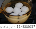 卵を調理するイメージ・温泉卵・ゆで卵 114888037