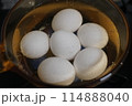 ゆで卵の茹で方・卵を割る 114888040