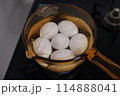 ゆで卵の茹で方・卵を割る・キッチン 114888041