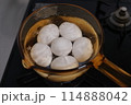 ゆで卵の茹で方・卵を割る・キッチン 114888042