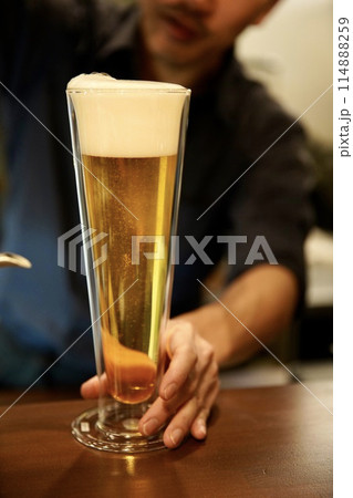 ダブルウォールのグラスに注がれたビール ダブルウォールのグラスに注がれたビール 114888259