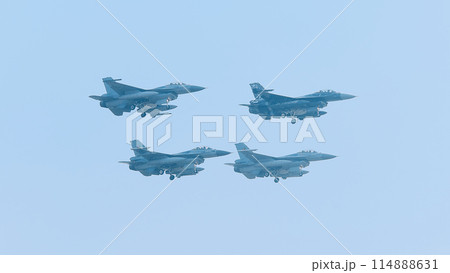 ベルギー空軍F-16AM戦闘機ダイヤモンド編隊 114888631