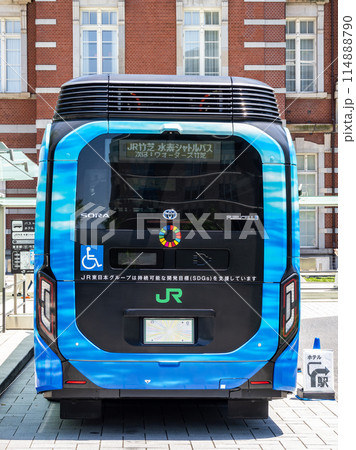 東京駅丸の内南口に停車中のJR竹芝水素シャトルバス【ゼロカーボン・チャレンジ 2050】 東京駅丸の内南口に停車中のJR竹芝水素シャトルバス【ゼロカーボン・チャレンジ 2050】 114888790