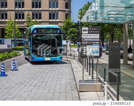東京駅丸の内南口に到着するJR竹芝水素シャトルバス【ゼロカーボン・チャレンジ 2050】 東京駅丸の内南口に到着するJR竹芝水素シャトルバス【ゼロカーボン・チャレンジ 2050】 114889113