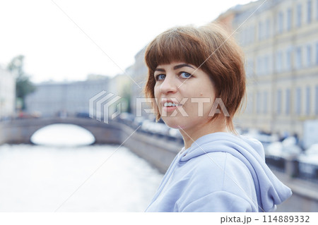 A girl in the city on a sunny day 114889332