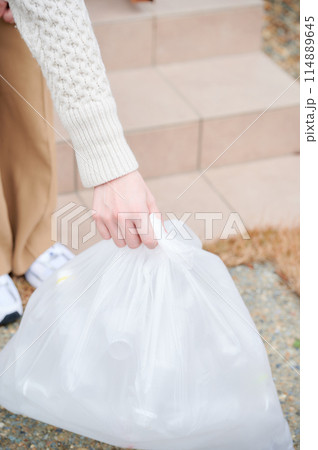 ゴミ出しをする女性 玄関 ゴミ出しをする女性 玄関 114889645