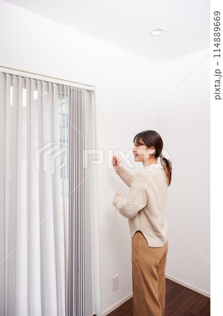 カーテンを開ける女性　家　住宅 114889669
