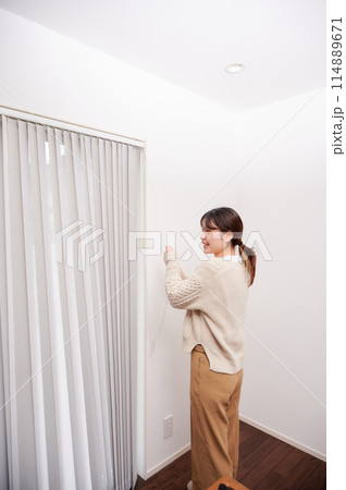 カーテンを開ける女性 家 住宅 カーテンを開ける女性 家 住宅 114889671