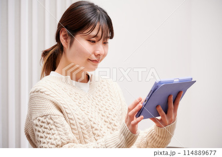 タブレットを操作する女性 タブレットを操作する女性 114889677