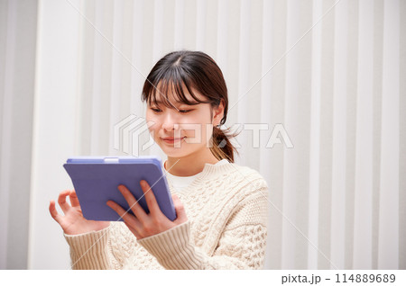 タブレットを操作する女性 114889689