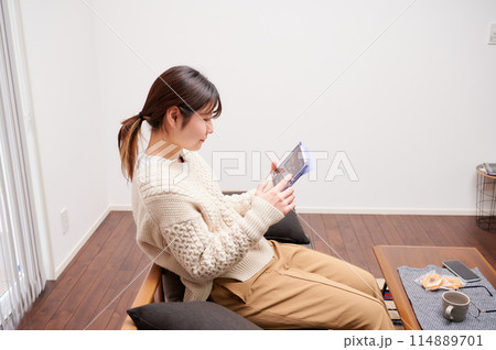 タブレットを操作する女性 タブレットを操作する女性 114889701