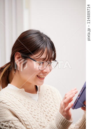 タブレットを操作する女性 タブレットを操作する女性 114889714