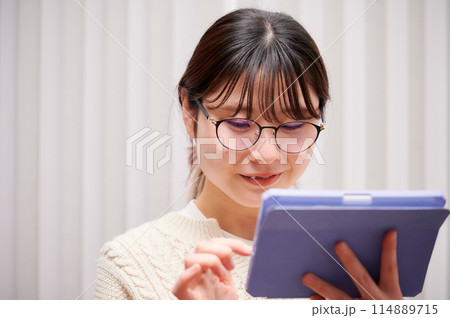 タブレットを操作する女性 タブレットを操作する女性 114889715