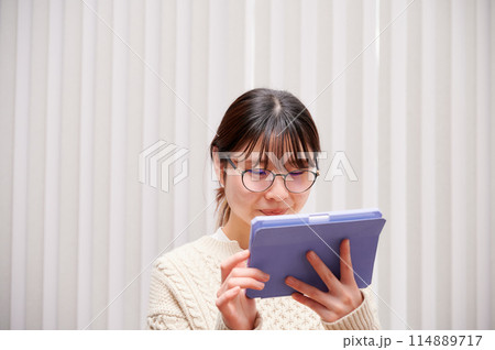 タブレットを操作する女性 114889717