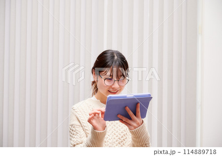 タブレットを操作する女性 114889718