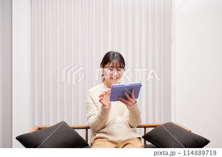 タブレットを操作する女性 114889719
