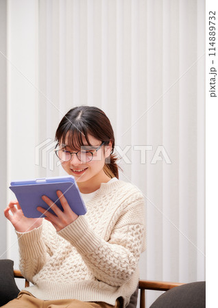 タブレットを操作する女性 114889732