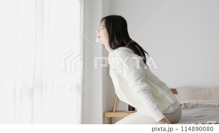 朝、窓の方を見る女性 114890080